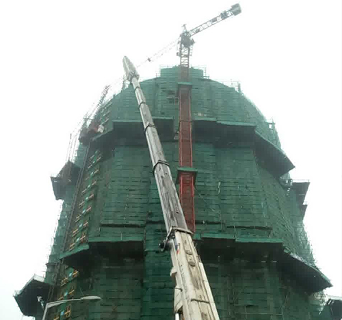 西华吊车在工地上作业
